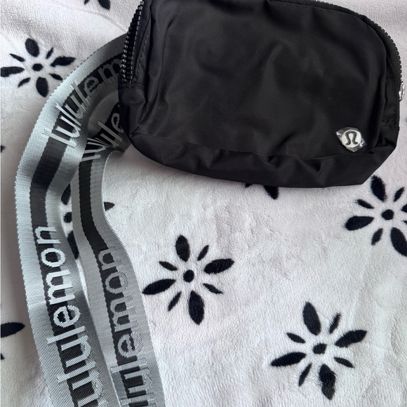 New Without Tags Lululemon Black Crossbody/Belt Bag - Picture 2 of 5